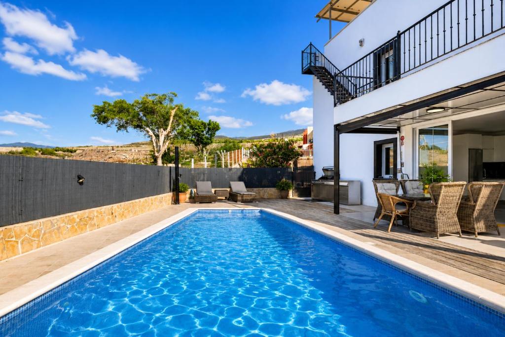 Modern 3BR Villa Heated Pool &Sea View Costa Adeje