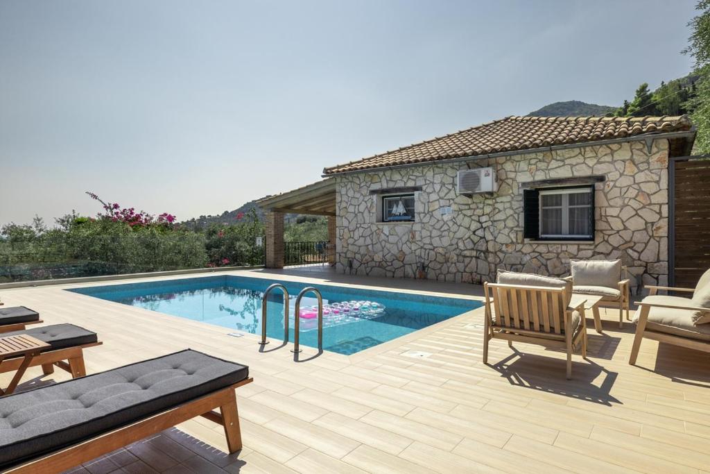 a backyard with a swimming pool and a house at Villa Helona in Keri