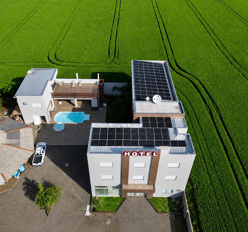 an overhead view of a house with solar panels on the roof at Hotel Vanguarda Tapera in Tapera