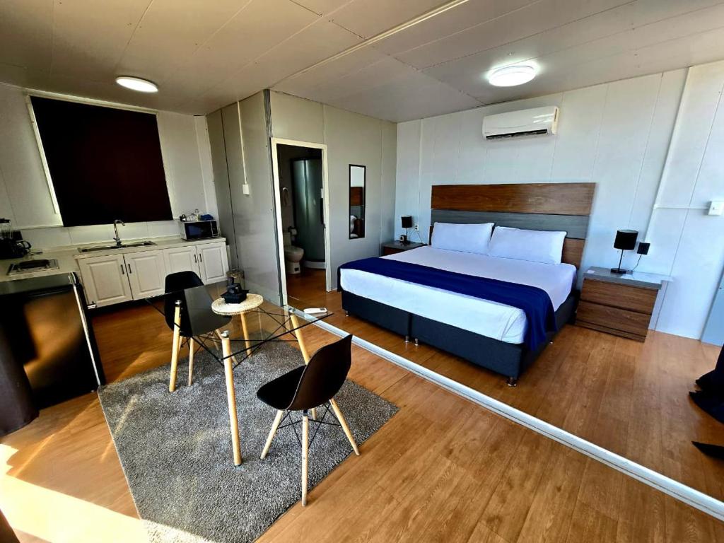 a bedroom with a bed and a table and chairs at Casa Abitare Armonía in Isla de Mezcala