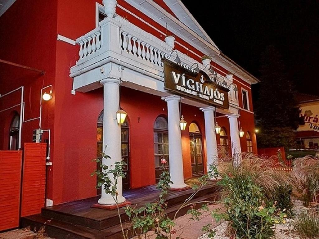 a red building with a sign that reads vikings at Víghajós Panzió in Budapest