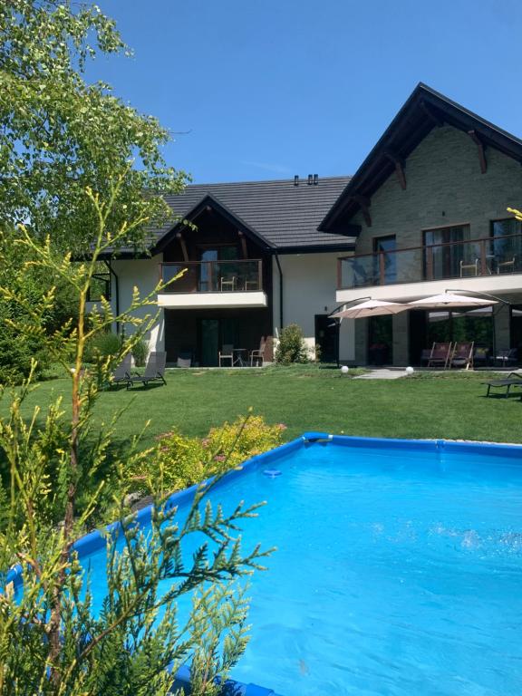 a house with a swimming pool in the yard at Malinova 36 in Wisła