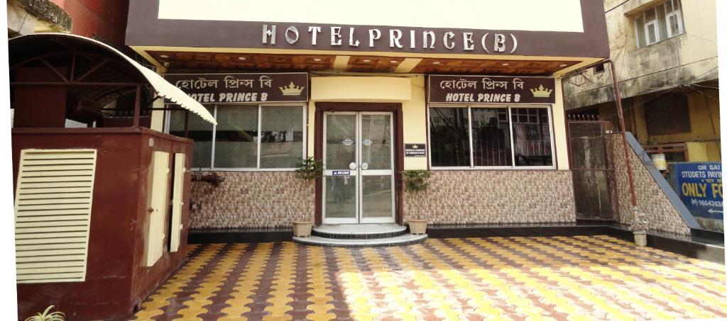 un ingresso dell'hotel con porta e pavimento piastrellato di Hotel Prince B a Guwahati