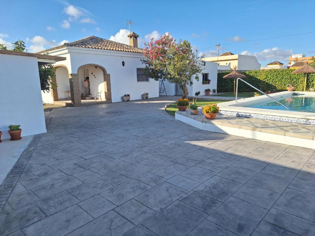 a courtyard of a house with a swimming pool at Chalet casa la adelfa in Chiclana de la Frontera