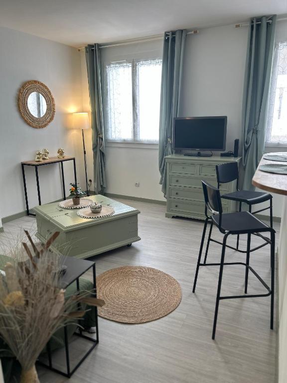 a living room with a coffee table and chairs at Le Simplet in Perpignan