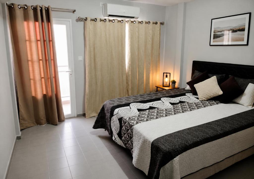 a bedroom with a large bed and a window at Hospedaje Encarnación Centro in Encarnación
