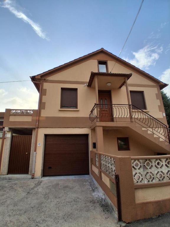 a house with a balcony and a garage at Casa da Cabreira in Nigrán