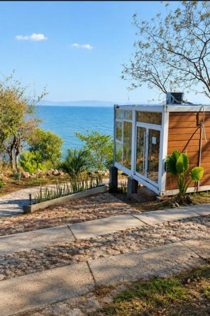 a small building with the ocean in the background at Abitare Mezcala 1 in Isla de Mezcala
