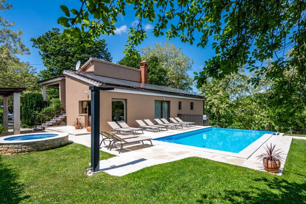 a backyard with a swimming pool and a house at Villa Ferlini in Ferlini