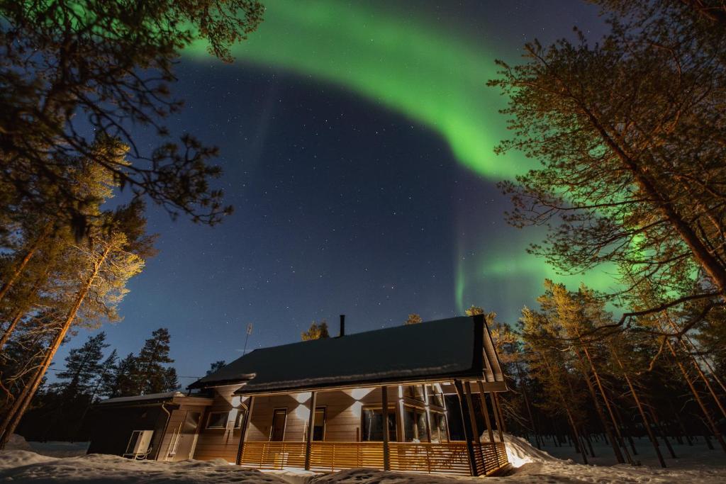 a house with the aurora in the sky at Villa Liemu, Winter season included 2 lift tickets in Äkäslompolo