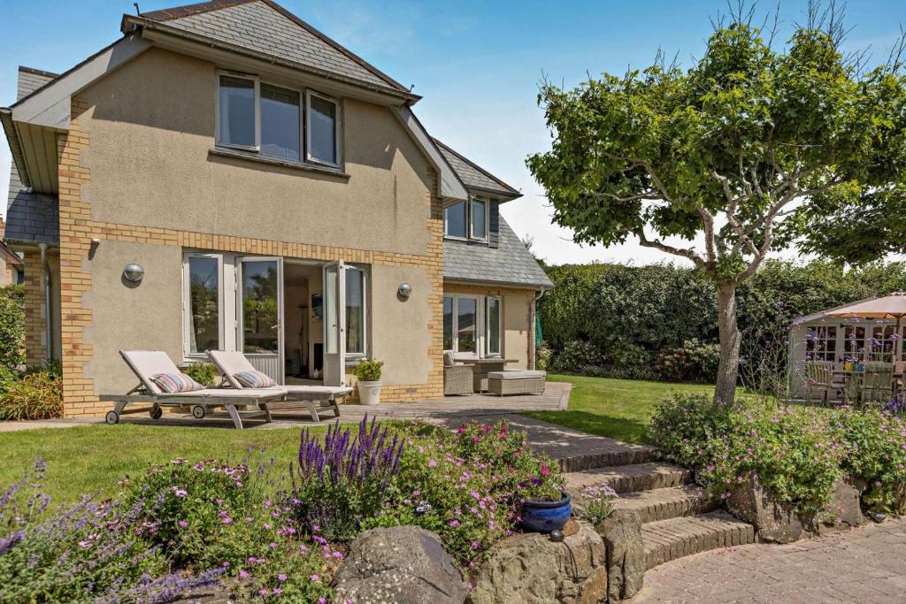 a house with a bench in the yard at 5 Bed in Croyde oc-bonac in Croyde