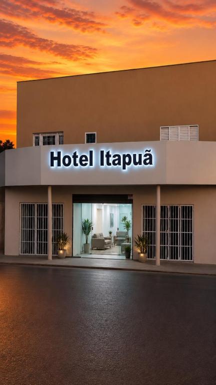 a hotel trapula sign on the front of a building at HOTEL ITAPUÃ vg in Várzea Grande