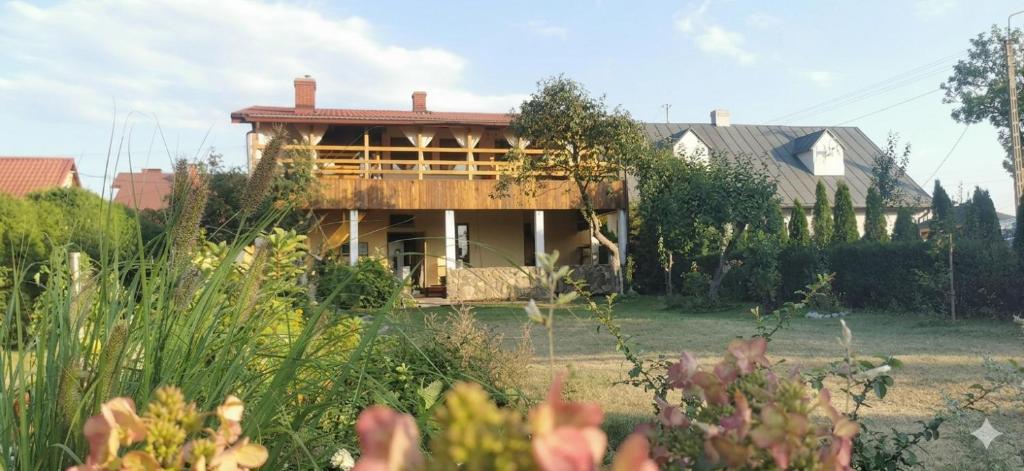a house sitting in the middle of a yard at Kierunek Puszcza 2 Apartamenty - Balia, Sauna, Grota solna - max 14 osob in Narewka