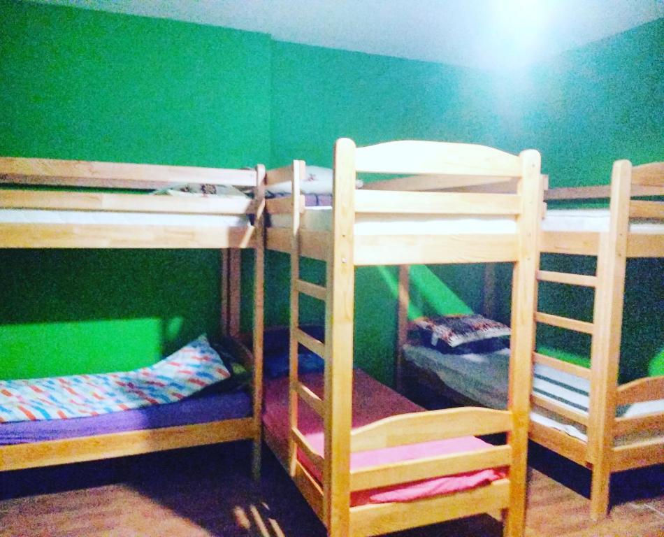 Palanda nebo palandy na pokoji v ubytování Yourhostel Saperka