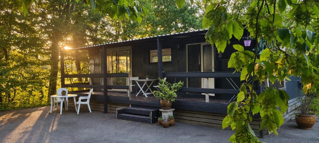 a black house with a table and chairs in front of it at RB&B in the NOP in Bant