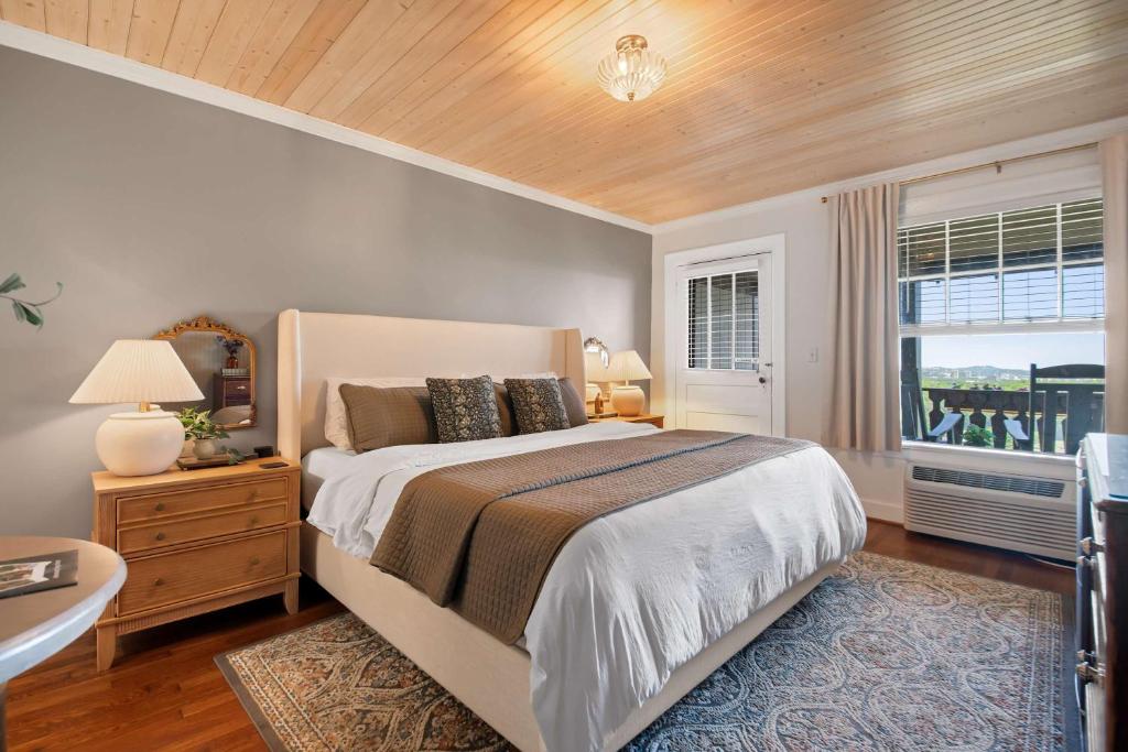 a bedroom with a large bed and a window at Historic Riverview Inn Six in Chattanooga