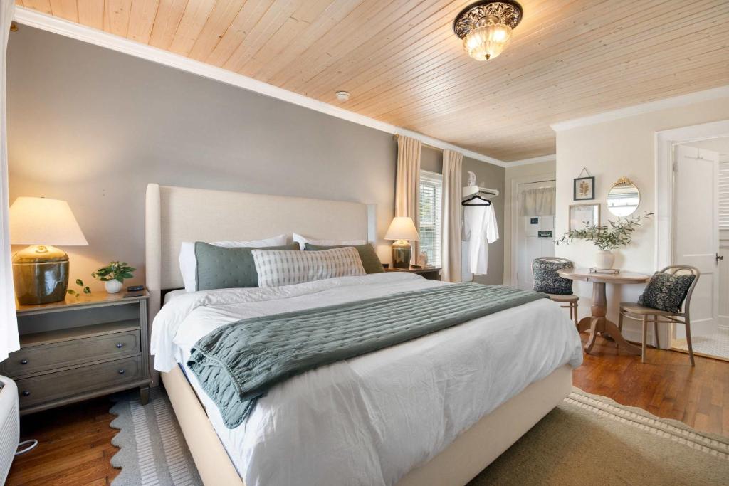 a bedroom with a large bed and a desk at Historic Riverview Inn Eight in Chattanooga