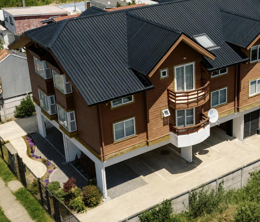 an overhead view of a house with a black roof at Studios y Departamentos Nómades del Lago in Puerto Varas