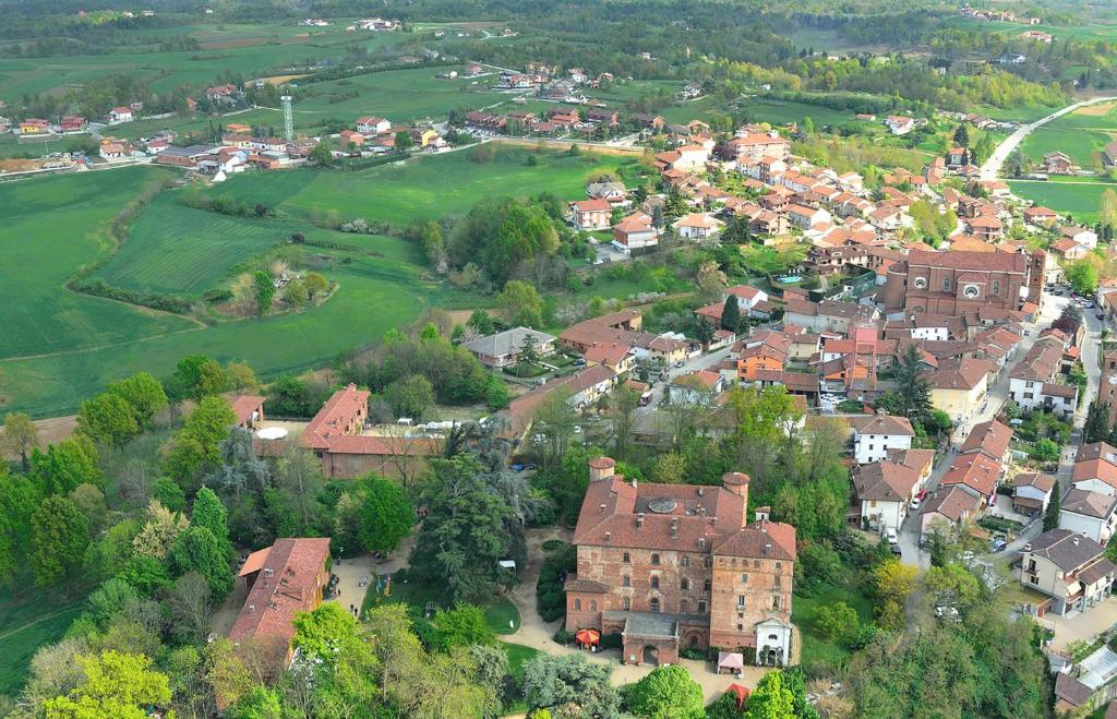 une vue aérienne sur une ville avec des maisons et des arbres dans l'établissement Le case della giardiniera, à Pralormo