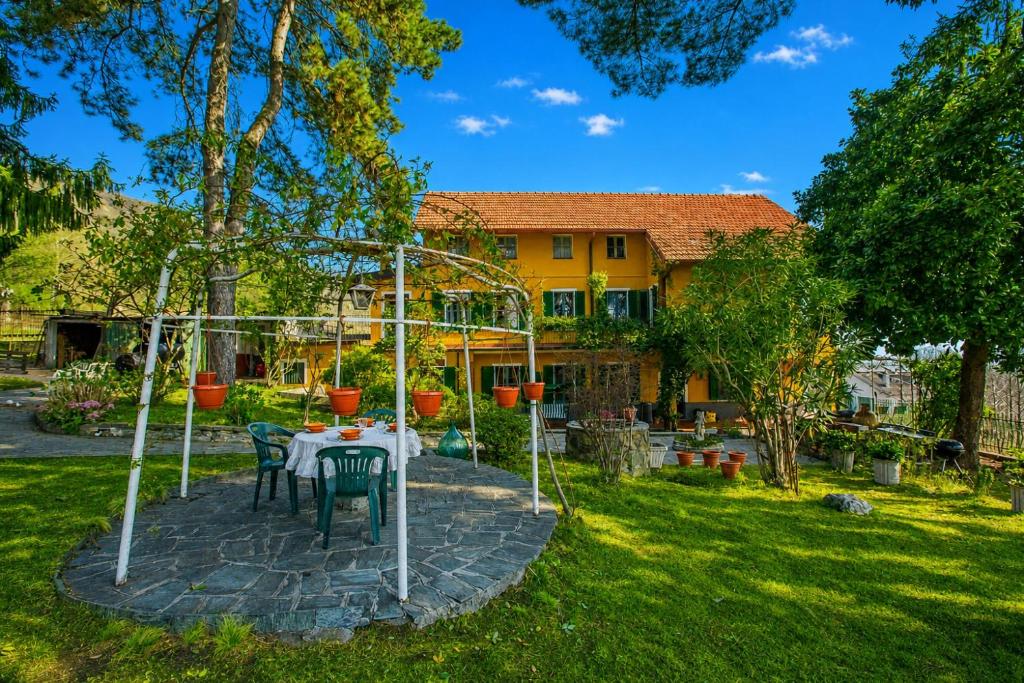 a table and chairs in the yard of a house at Villa I Tre Archi for 6 with Private Garden - Happy Rentals in Pisano