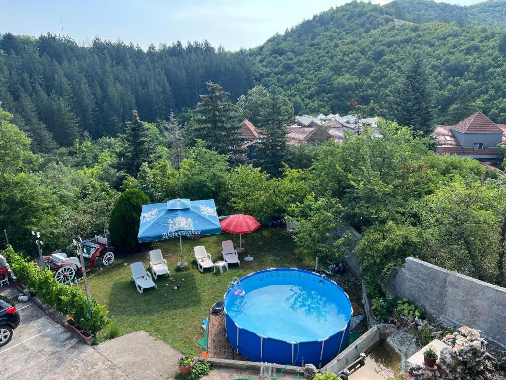 an aerial view of a backyard with a pool and tent at Vila Milka in Lepterija