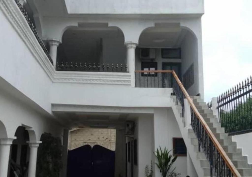 ein Gebäude mit Treppen und einem Treppenhaus in der Unterkunft Hôtel 550 in Cotonou Cadjehoun