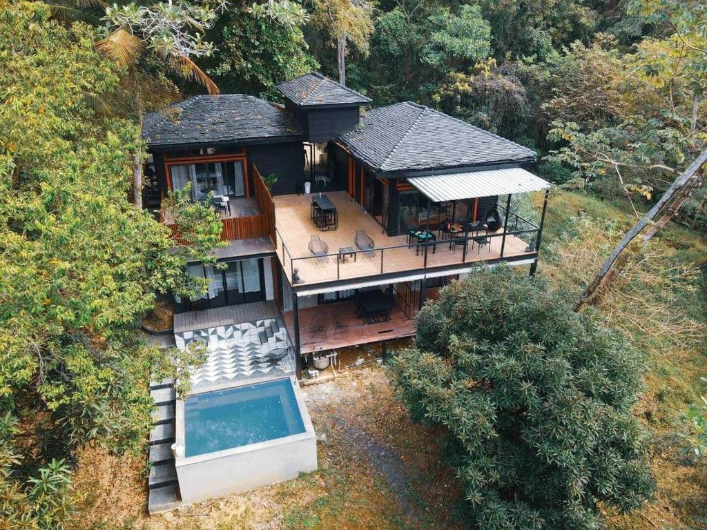 an aerial view of a house with a swimming pool at Villa Noelia by Embera Collection in Saboga