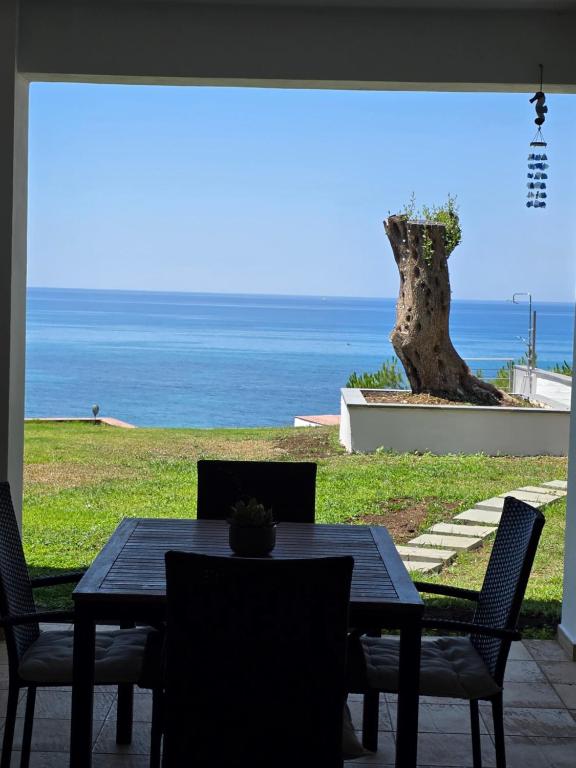 a table and chairs with a view of the ocean at Luna del Mare in Ligia