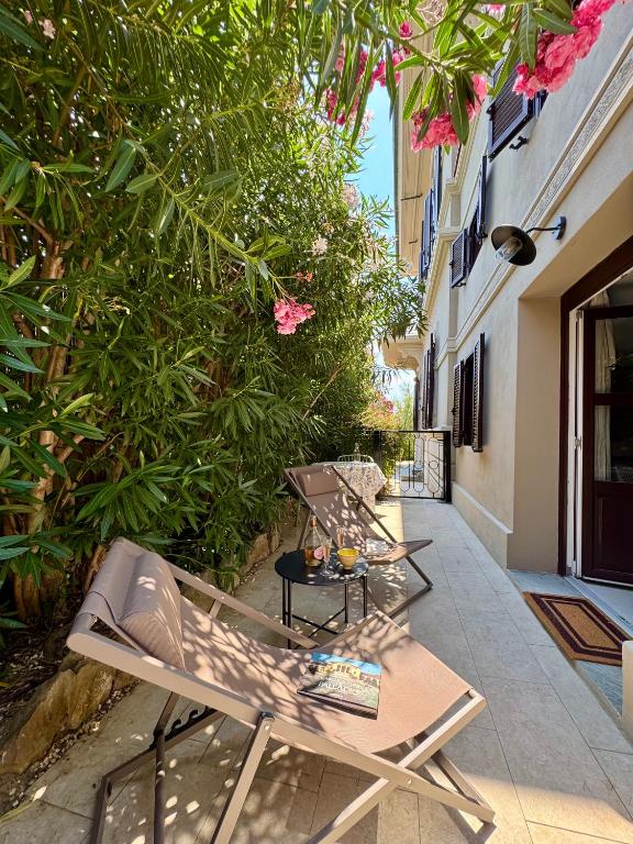 two lounge chairs and a table on a patio at La Casetta in riva al mare in Quercianella