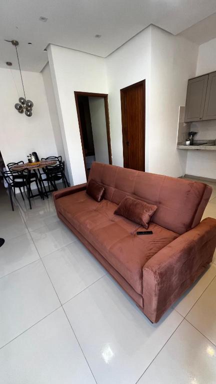 a large brown couch in a living room at Apartamento 2 Quartos centro da cidade in Parauapebas