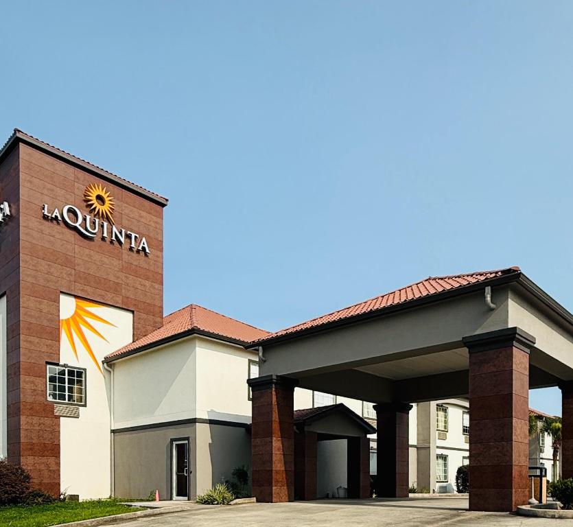 a front view of a hotel with a sun sign at La Quinta by Wyndham Morgan City in Morgan City