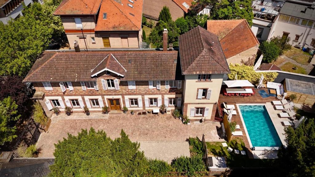 an aerial view of a house with a swimming pool at Villa Avril Gîte Privé Luxe 15 pers- deux piscines intérieure, extérieure-sauna -proche Europapark in Sélestat