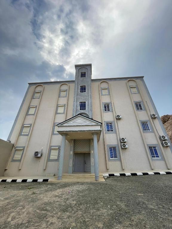 a large white building with a large door at شقق سكنية مريحة in Tanomah