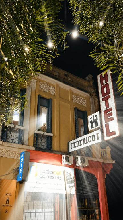 ein Gebäude mit einem Schild davor in der Unterkunft Hotel Federico I in Concordia