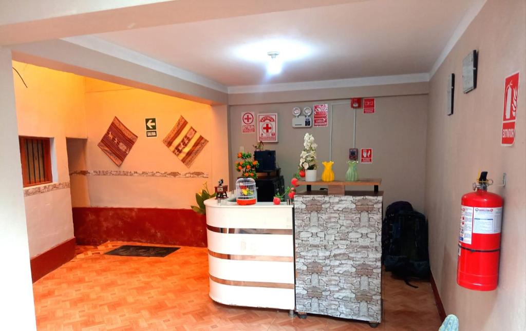 a room with a fire hydrant and a counter at El REFUGIO DE MIS SUEÑOS in Yungay