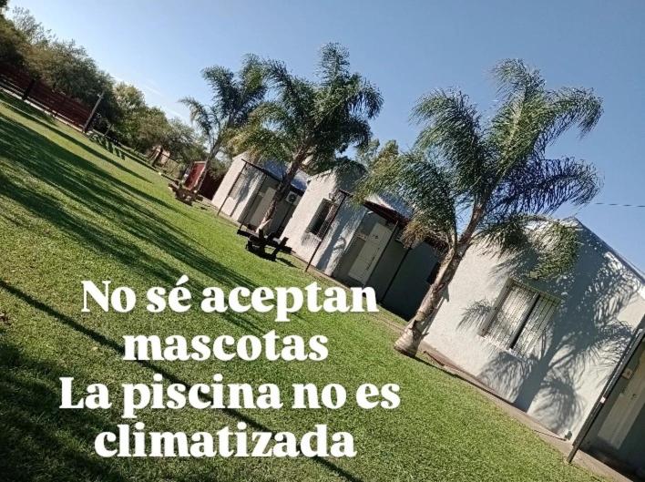 a sign that says no se pagani masoclishes la piscina no at Entrecalandrias in Colón