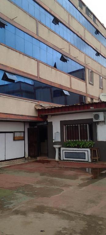 a building with a microwave sitting outside of it at Hôtels Bali in Yaoundé