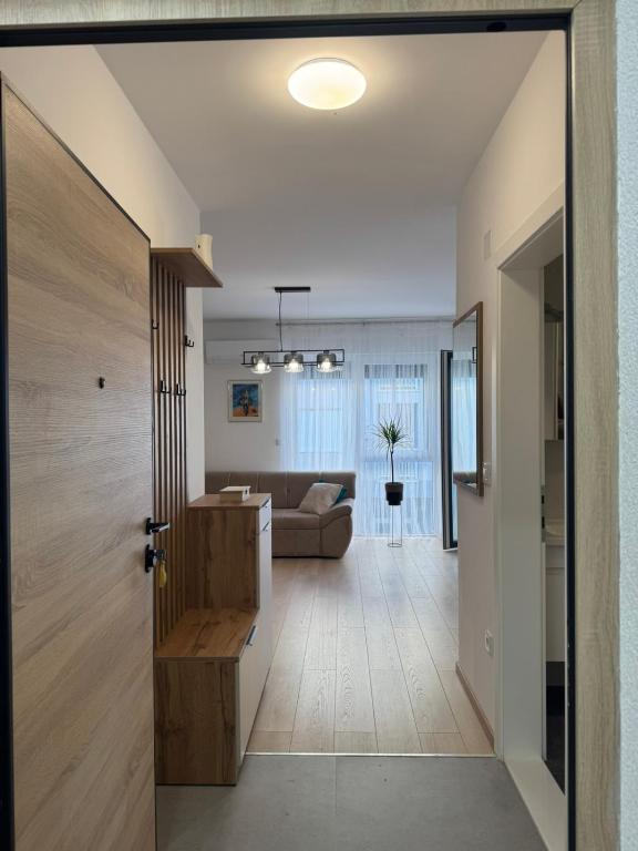 ein Zimmer mit einer Tür, die in ein Wohnzimmer führt in der Unterkunft Petica in Brčko