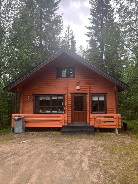 a small wooden cabin in the middle of a forest at Arola 2 in Syöte