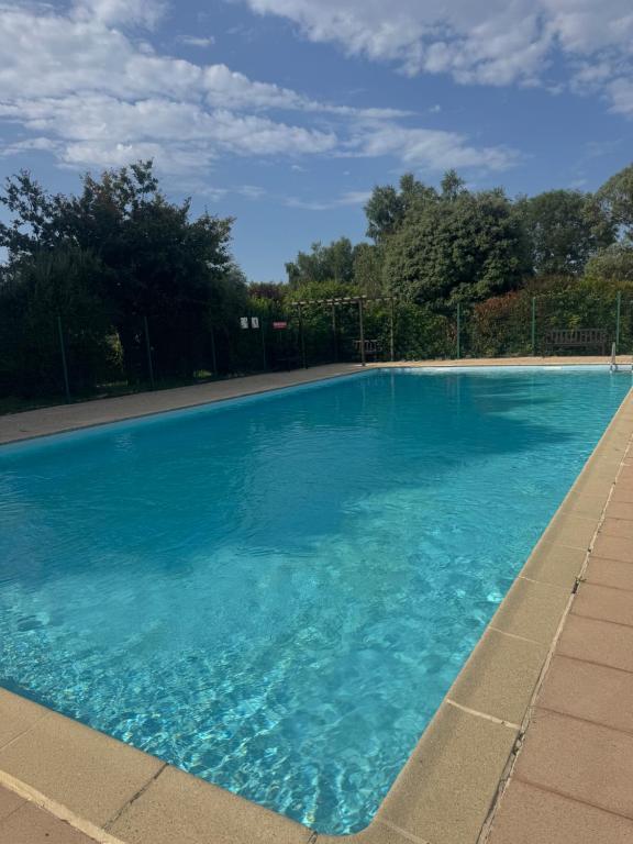 a large blue swimming pool at Mamounette in Sarzeau