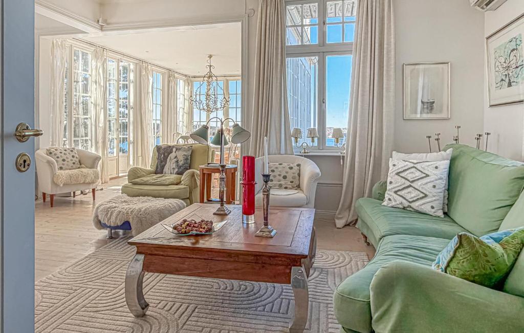 Lovely Home In Saltsjöbaden With Sauna