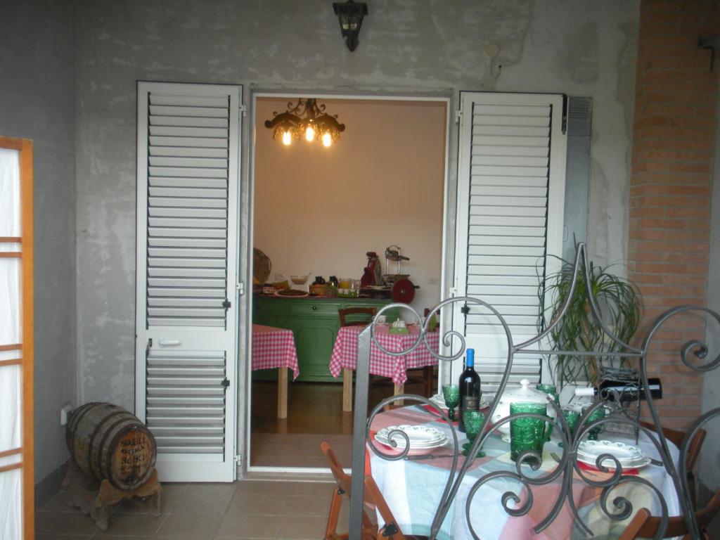 jadalnia ze stołem i pokój z drzwiami w obiekcie B&B Brezza Marina w mieście San Benedetto del Tronto