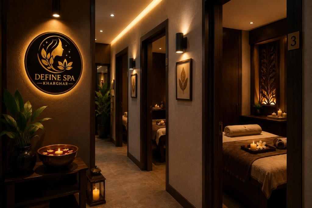 ein Hotelzimmer mit Bett und Spiegel in der Unterkunft Define Spa in Panvel