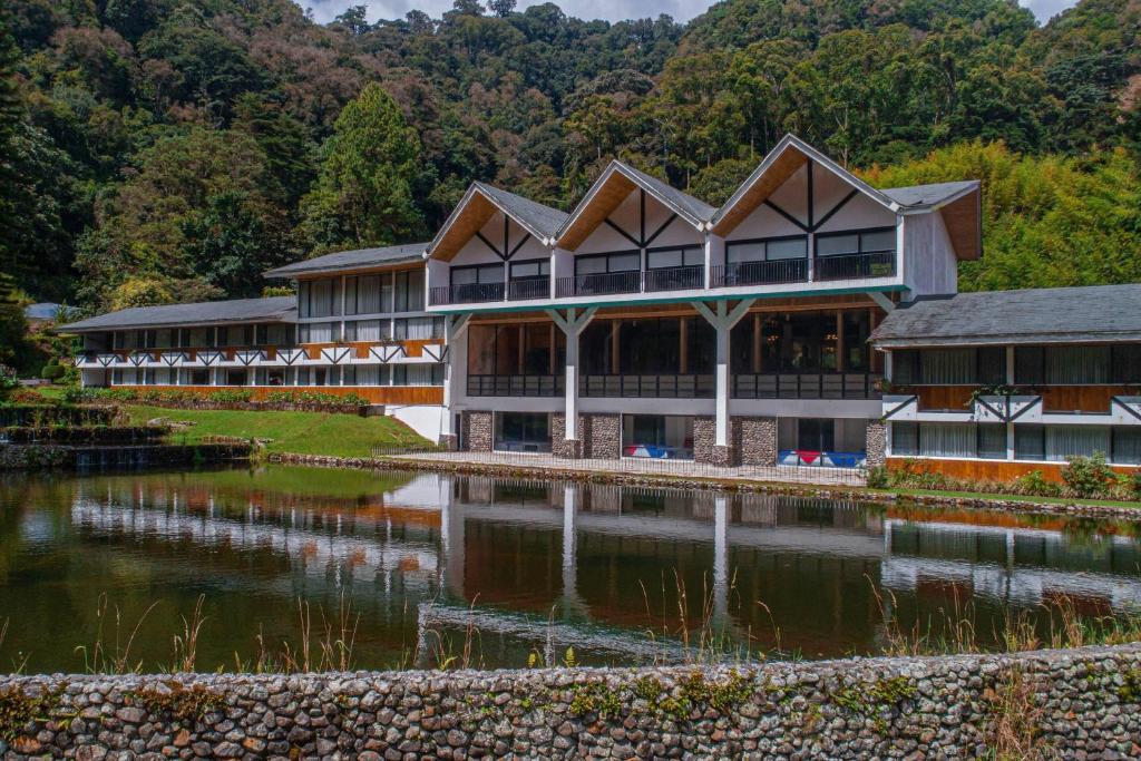 ein Gebäude neben einem Gewässer in der Unterkunft Hotel Faranda Bambito Chiriquí, a member of Radisson Individuals in Cerro Punta