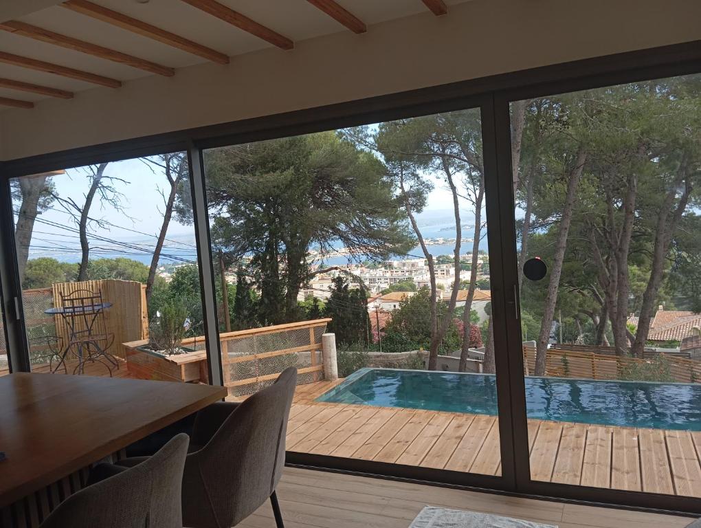 a house with a view of a swimming pool at Villa vu mer et étang de thau in Sète