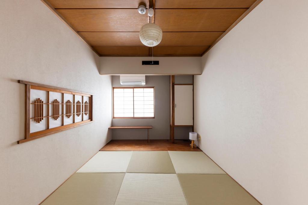 an empty room with white walls and a ceiling at 鈴木旅館 in Joetsu
