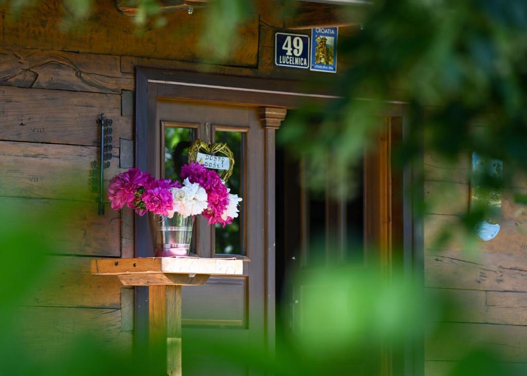 a vase of flowers sitting on a window sill at Kuća za odmor Josipa in Klanjec