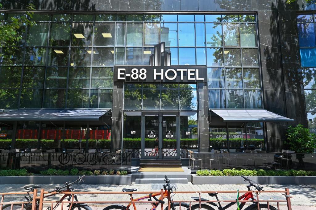ein Hotel, vor dem Fahrräder geparkt sind in der Unterkunft E-88 Hotel in Tirana