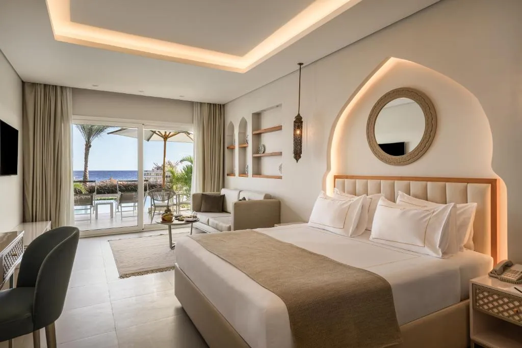 Posh Swim-Up Suite - Posh Club