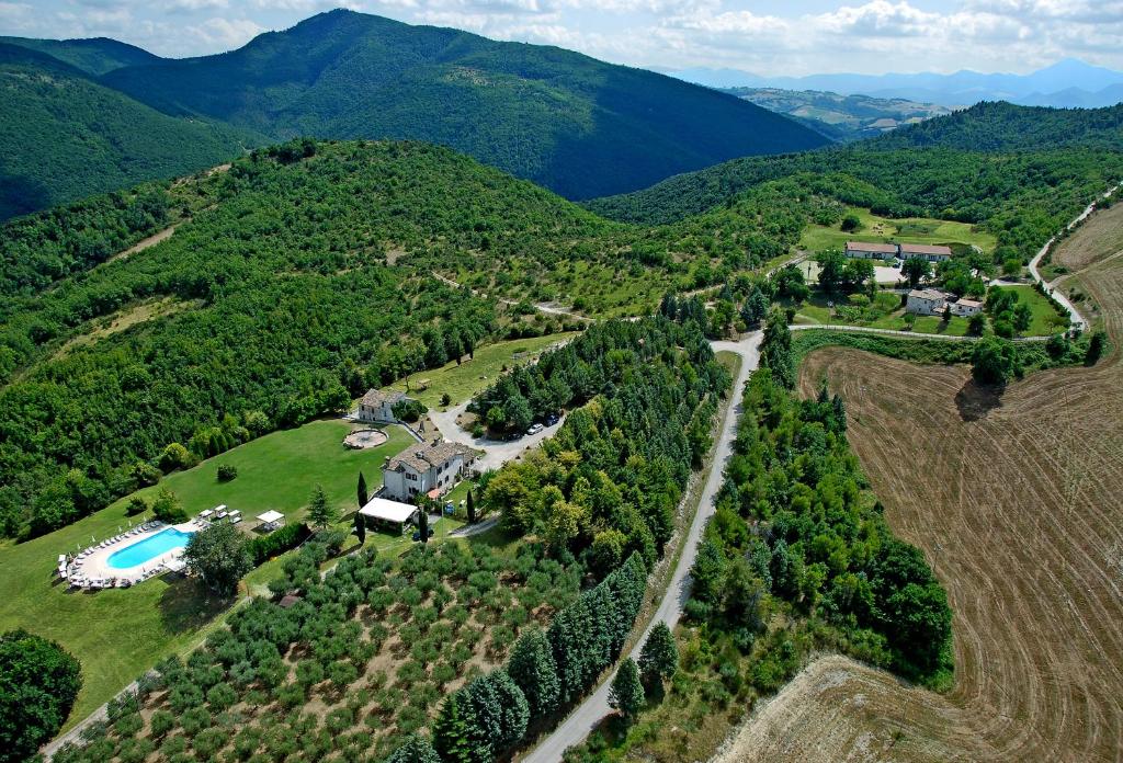 una vista aérea de una casa en las montañas en Riserva Privata San Settimio, en Arcevia